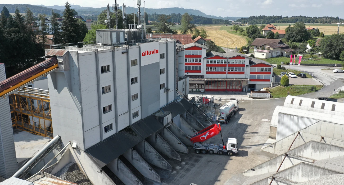 Kies- und Betonwerk Hindelbank mit rotem Bürogebäude