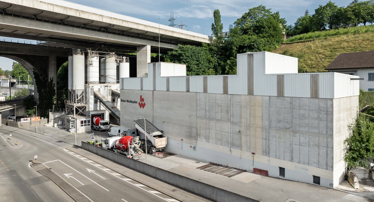 Betonwerk im Worblaufen, unter der Autobahnbrücke A1