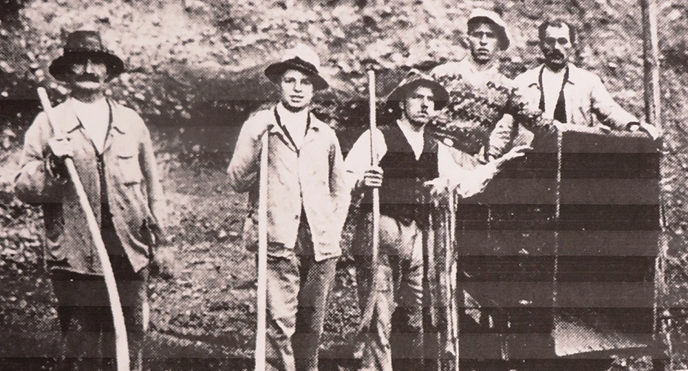Sehr altes schwarz-weiss Bild vo einer Hochbahn mit Rollwagen in der Kiesgrube. Aufgenommen 1922