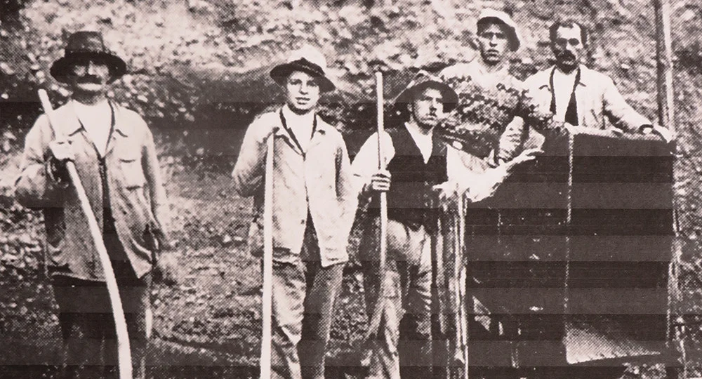 Sehr altes schwarz-weiss Bild vo einer Hochbahn mit Rollwagen in der Kiesgrube. Aufgenommen 1922