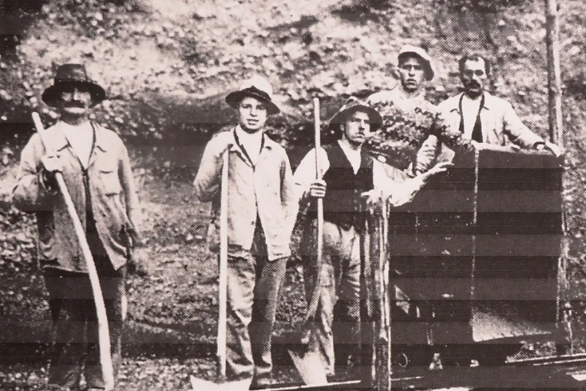 Sehr altes schwarz-weiss Bild vo einer Hochbahn mit Rollwagen in der Kiesgrube. Aufgenommen 1922